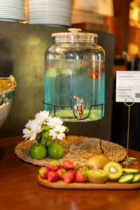 Pote com água e pratos com frutas