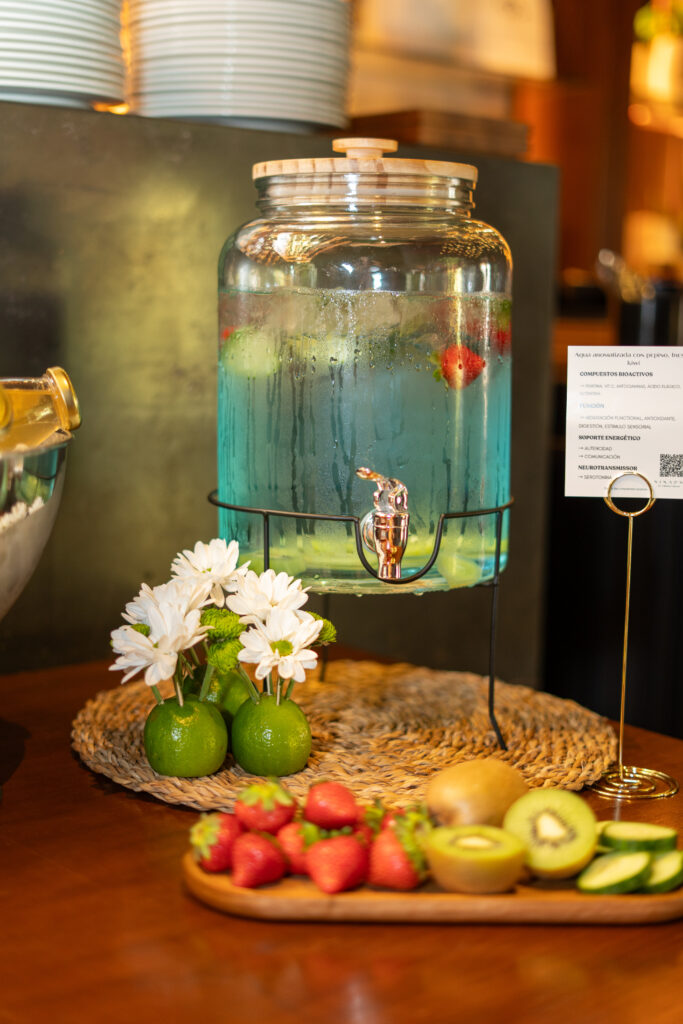 Pote com água e pratos com frutas