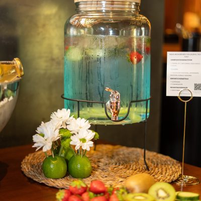 Pote com água e pratos com frutas